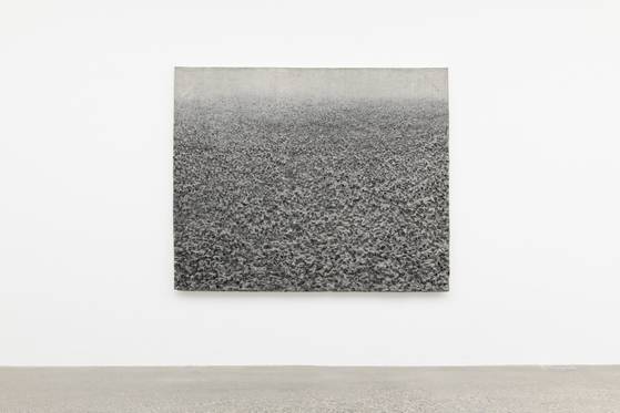 이진우, 무제 P24-071, 2024, 린넨에 한지와 혼합재료, 183x224㎝. [사진 리안갤러리]