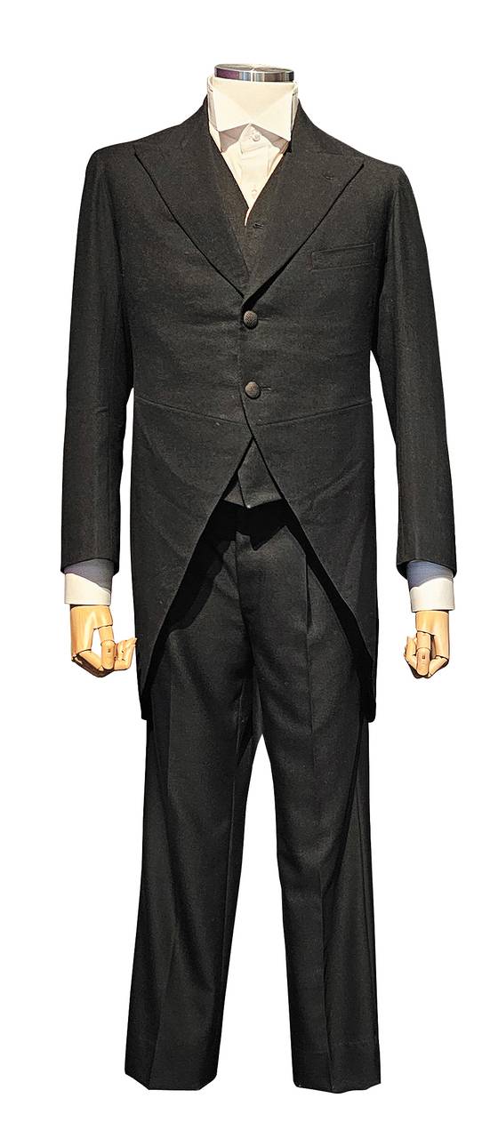 남자가 주간에 입는 서양식 예복으로 앞단이 비스듬하고 뒤가 길어지는 것이 특징인 모닝코트.