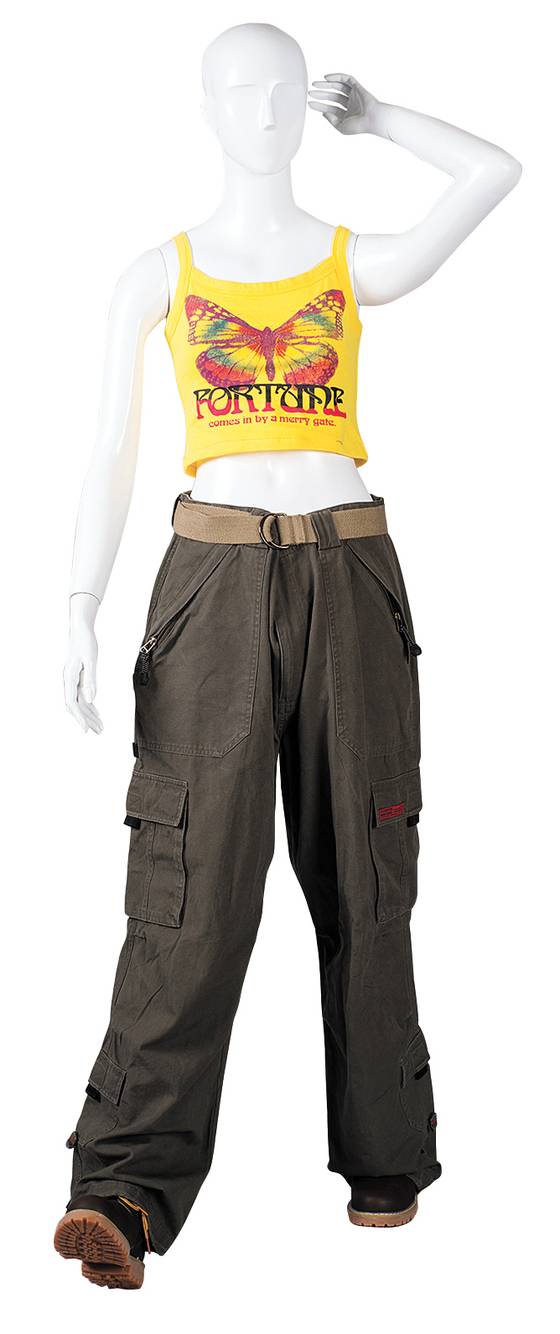 1990년대에 유행한 배꼽을 드러낸 크롭탑과 허리선이 골반에 걸지며 밑위가 길고 통이 넓은 배기바지.