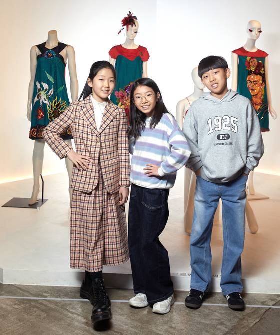 섬유의 역사와 미래 가치에 대해 알아보기 위해 대구섬유박물관을 방문한 황지인·김로아 학생모델과 이준호(왼쪽부터) 학생기자가 한국 패션계에 업적을 남긴 고(故) 박동준 디자이너 작품 앞에서 포즈를 취했다.