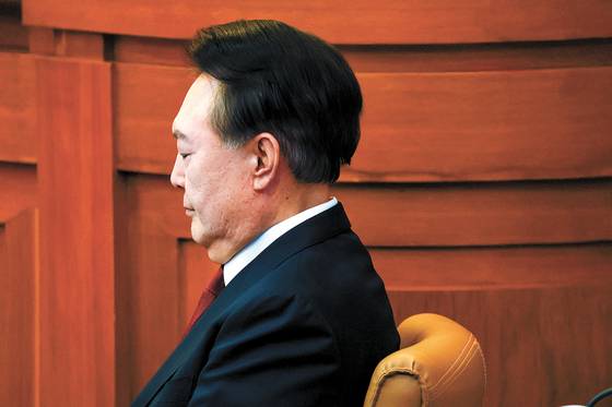 윤석열 전 대통령이 지난 4일 헌법재판소가 대통령 탄핵을 만장일치로 인용하면서 파면됐다. 사진은 윤석열 전 대통령이 지난 2월 4일 헌법재판소 변론기일에 자리한 모습. 뉴스1