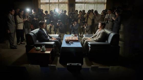 영화 '승부'에서 대국을 펼치고 있는 조훈현(이병헌, 오른쪽)과 이창호(유아인). 사진 바이포엠스튜디오