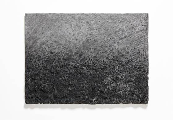 이진우, 무제, P24-088, 2024, 린넨에 한지와 혼합 재료, 96X130cm. [사진 리안갤러리]