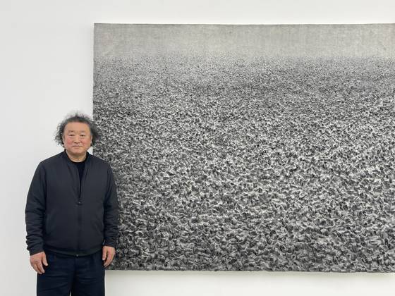 대구 리안갤러리 전시장에서 작품 앞에 선 이진우 작가. [사진 이은주 문화선임기자]