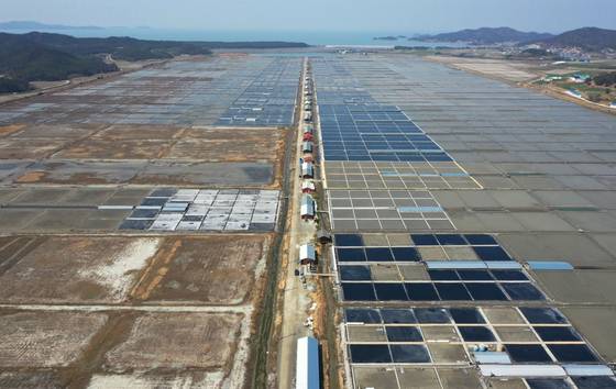 7일 오전 전남 신안군 하늘에서 바라본 태평염전에서 천일염 생산을 위한 해수를 채우는 작업이 진행되고 있다. 뉴시스