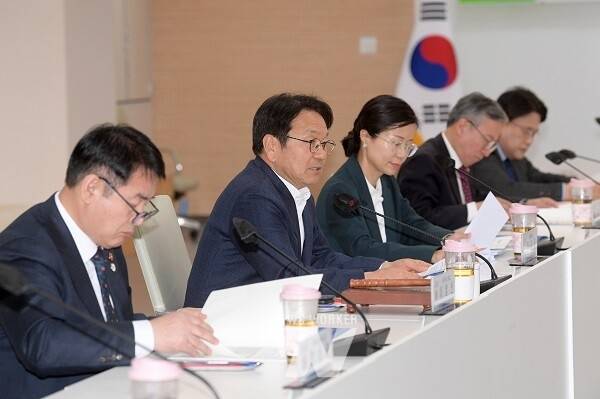 ▲ 강기정 광주광역시장이 지난 3일 오후 시청 중회의실에서 열린 '2025년 제2차 광주광역시 RISE위원회 회의'를 주재하고 있다 [광주광역시]