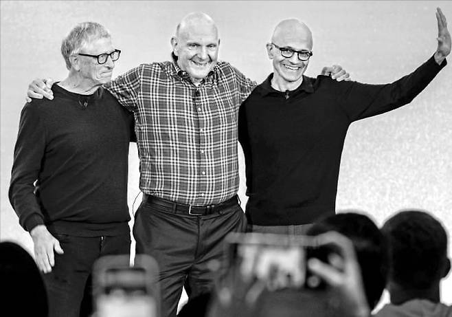 < 어깨동무한 게이츠·발머·나델라 > 마이크로소프트(MS) 공동 창업자인 빌 게이츠(왼쪽부터)와 스티브 발머 전 MS 최고경영자(CEO), 사티아 나델라 현 CEO가 지난 4일 미국 레드먼드 본사에서 열린 MS 창사 50주년 행사에서 어깨동무를 하고 기념촬영하고 있다.  AFP연합뉴스