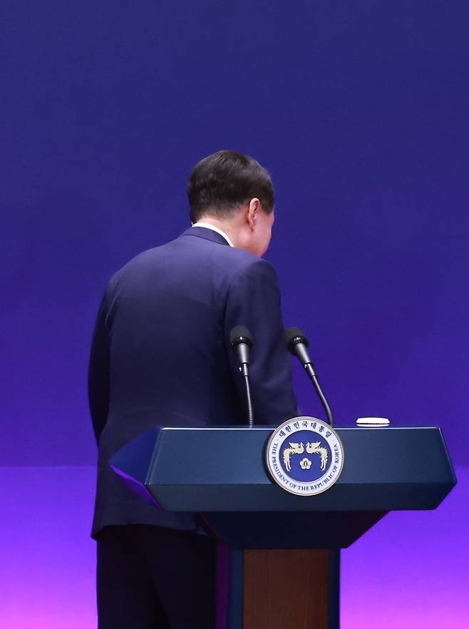 지난해 5월 27일 청와대 영빈관에서 열린 제9차 한일중 정상회의 공동기자회견 뒤 퇴장하는 윤 전 대통령. 사진=연합뉴스