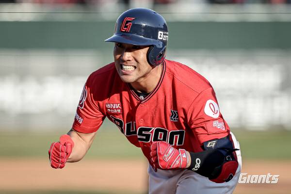 지난 6일 부산 사직구장에서 열린 두산과의 3연전 마지막 경기에서 롯데 주장 전준우가 타격 직후 기뻐하고 있다. 롯데 자이언츠 제공