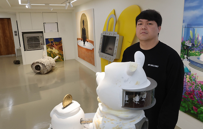 노재명 아트오앤오 대표가 서울 서대문구에 위치한 개인 수장고 쇼룸의 소장 작품들 사이에서 포즈를 취하고 있다. 이충우 기자