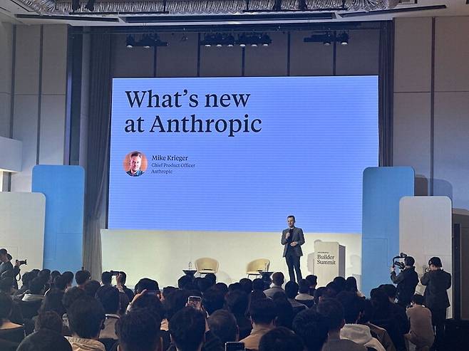 마이크 크리거 앤스로픽 최고제품책임자(CPO)가 19일 서울 송파구 시그니엘 서울에서 열린 앤스로픽 개발자 행사 '코리아 빌더 서밋'에서 발표하고 있다. 이날 앤스로픽은 MCP에 대해서도 설명했다.  콕스웨이브