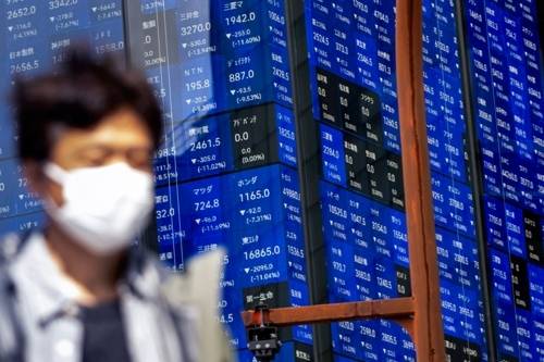도쿄에서 7일 일본 증시 대표 주가지수인 닛케이225 평균주가(닛케이지수) 현황판 앞을 남성이 지나가고 있다. [AFP = 연합뉴스]