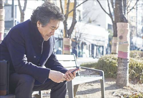 사랑의 본질은 ‘터치’다. 만질 사람도 없고, 만져주는 이 없는 아저씨들은 오늘도 공원 벤치에 앉아 스마트폰을 쓰다듬는다. 스마트폰과 사랑에 빠진 것이다. (게티이미지뱅크 제공)