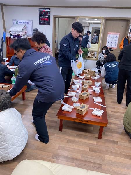 고맙습니다, 감사합니다, 맛있게 드세요. 재난은 세지만, 그걸 이겨내려 나란히 엉겨 붙은 마음은 더 강한 거였다./사진=남형도 기자