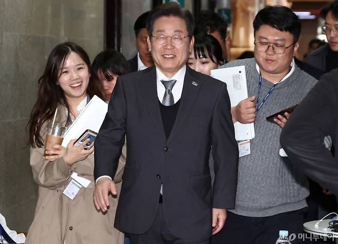 (서울=뉴스1) 김민지 기자 = 이재명 더불어민주당 대표가 4일 오후 서울 여의도 국회에서 열린 본회의를 마친 뒤 당대표실로 향하고 있다. 2025.4.4/뉴스1  Copyright (C) 뉴스1. All rights reserved. 무단 전재 및 재배포,  AI학습 이용 금지. /사진=(서울=뉴스1) 김민지 기자