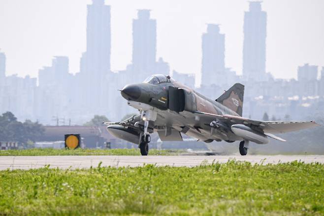 지난해 5월9일 퇴역을 한 달여 앞둔 공군 F-4E 팬텀 전투기가 경기 수원 공군기지 활주로를 이륙하고 있다. 기사와 무관한 자료사진/사진=뉴스1