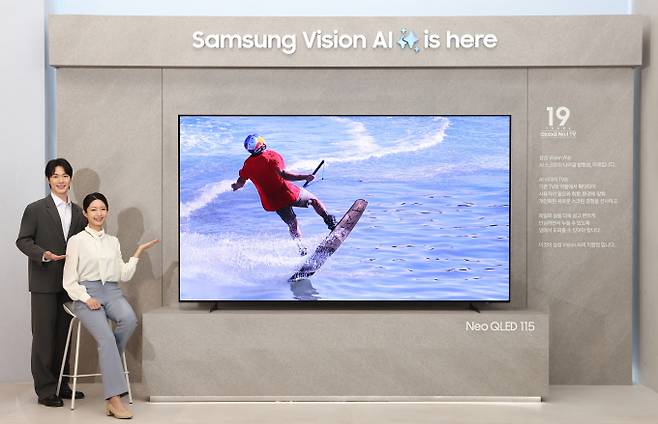 삼성전자 모델이 7일 삼성 강남에서 진행된 'Unbox & Discover 2025' 행사에서 115형 초대형 TV를 소개하고 있다. /사진=삼성전자