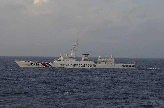 중국 해경은 7일 일본과 영유권 분쟁을 벌이고 있는 센카쿠 열도 인근에 들어온 일본 어선을 퇴거시켰다고 주장했다. 사진은 2015년 중국 해양경비대 선박이 일본 센카쿠에서 항해하고 있는 모습. /사진=로이터
