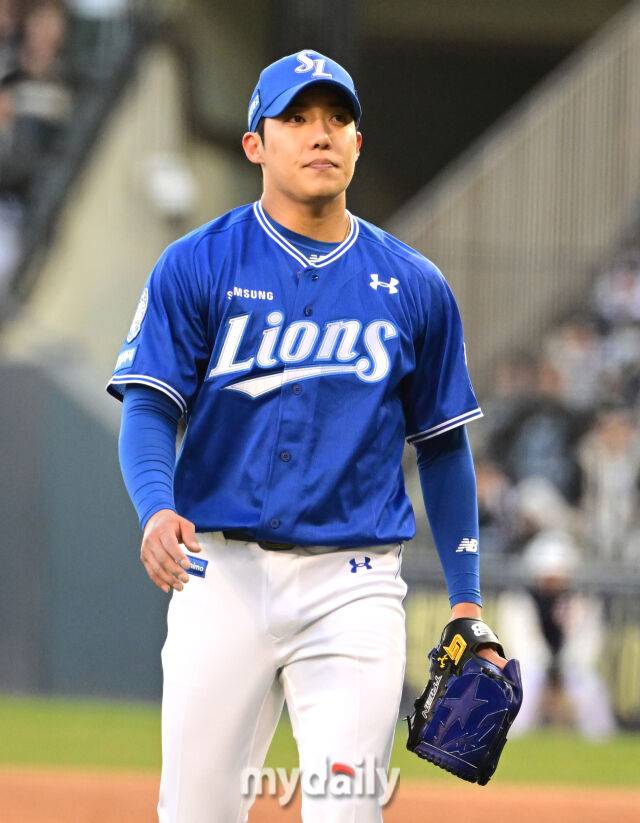 2025년 3월 29일 오후 서울 잠실구장에서 진행된 '2025 신한 SOL뱅크 KBO 리그' 삼성 라이온즈와 두산 베어스의 경기. 삼성 선발투수 원태인이 5이닝 2실점 투구를 마치고 더그아웃으로 들어가고 있다./마이데일리