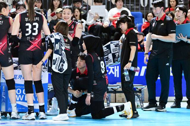 작전 타암에 오른쪽 무릎과 종아리 맛사지를 받고 있는 정관장 메가. / 한국배구연맹(KOVO)
