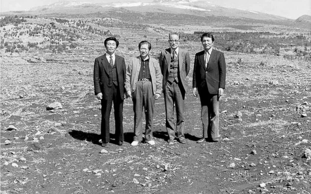 돌송이차밭 계획 부지에서 서성환 회장과 일행 [아모레퍼시픽 제공]