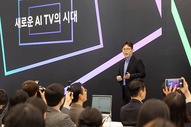 용석우 삼성전자 VD사업부장은 7일 서울 서초구에 위치한 삼성 강남에서 신제품 출시 행사 ‘언박스&디스커버(Unbox & Discover) 2025’에서 2025년형 인공지능(AI) TV를 소개하고 있다.  [삼성전자 제공]