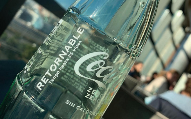 재사용 가능한 코카콜라 유리병.[오세아나 ‘쓰레기와 함께하는 코카콜라의 세계’ 보고서 발췌]