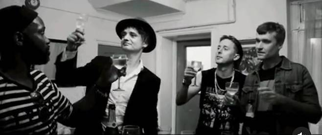 리버틴즈의 새로운 방향성은 이미 정해졌다. 영원한 젊음으로 삶을 누릴 수 없음을 인정하면서도 그 정체성은 지켜내면서, 삶의 상흔을 견디며 나아가는 것. 리버틴즈는 과거의 유령과 현재의 책임 사이에서 흔들리는 예술가들인 동시에 여전히 음악을 통해 삶을 복기하는 뮤지션으로 현재에 머물기를 택했다. 그리고 이 성숙은 단순한 ‘나이듦’이 아닌, 모든 방황과 실패를 하나의 이야기와 삶으로 묶어내려는 인간의 의지이자 필연이다. [리버틴즈 공식 인스타그램]