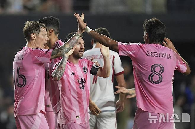 [포트로더데일=AP/뉴시스] 인터 마이애미의 리오넬 메시(가운데)가 6일(현지 시간) 미 플로리다주 포트로더데일의 체이스 스타디움에서 열린 미국 메이저리그사커(MLS) 동부 콘퍼런스 토론토 FC와 경기 전반 추가 시간 동점 골을 넣고 동료들과 기쁨을 나누고 있다. 마이애미는 1-1로 비겨 리그 2위를 기록하고 있다. 2025.04.07.