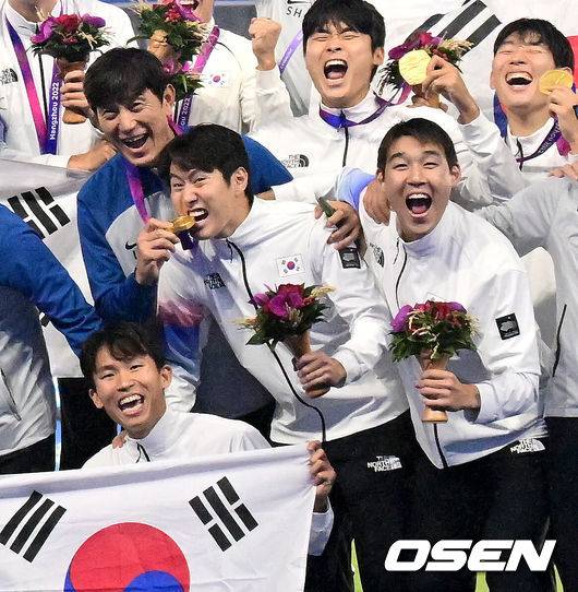 [OSEN=항저우(중국), 최규한 기자] 모든 역경을 뚫어내고 황선홍호가 금메달을 거머쥐었다.황선홍(55) 감독이 이끄는 대한민국 아시안게임 축구 국가대표팀은 7일 오후 9시(이하 한국시간)부터 중국 항저우의&nbsp;황룽 스포츠센터 스타디움에서&nbsp;일본과 2022 항저우 아시안게임 결승전을 치러 2-1로 승리했다.한일전을 승리하며 금메달을 거머쥔 한국 이강인-정우영을 선수들과 코칭스태프가 기뻐하고 있다. 2023.10.01 / dreamer@osen.co.kr