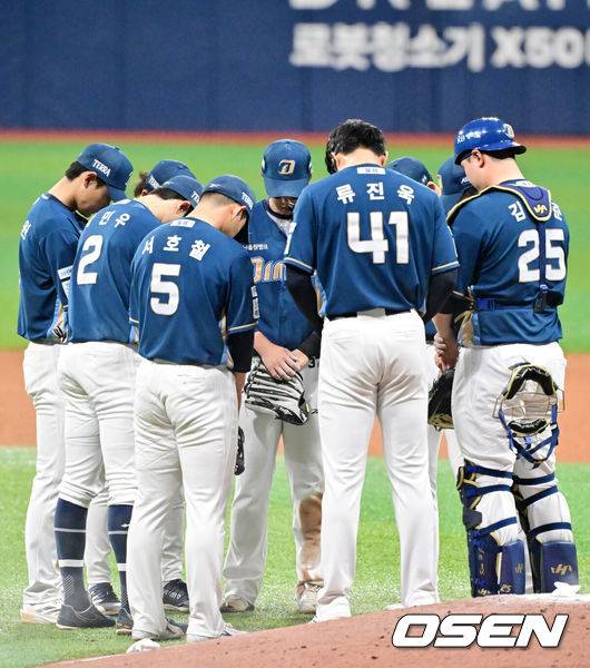 [OSEN=고척, 민경훈 기자] 5일 오후 서울 고척스카이돔에서 2025 신한 SOL Bank KBO리그 키움 히어로즈와 NC 다이노스의 경기가 열렸다. 이 경기에서 NC는 키움에 7-5로 승리했다.&nbsp;박민우가 4타수 2안타 2득점, 김주원이 4타수 1안타 1홈런 2타점, 손아섭이 5타수 2안타 2타점, 박건우가 4타수 2안타 2타점을 기록했다.&nbsp;경기를 마치고 NC 선수들이 마운드 근처에 모여서 세리머니 대신 묵념을 하고 있다. 2025.04.05 / rumi@osen.co.kr