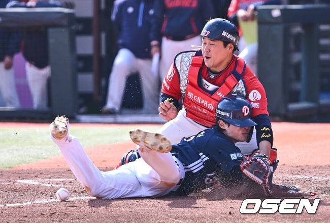 [OSEN=부산, 이석우 기자] 6일 부산 사직야구장에서 2025 신한 SOL 뱅크 KBO 리그 롯데 자이언츠와 두산 베어스의 경기가 열렸다. 홈팀 롯데는 데이비슨이, 방문팀 두산은 김유성이 선발로 출전했다.두산 베어스 이유찬이 4회초 1사 2,3루 양석환의 중견수 희생 플라이때 홈에서 롯데 자이언츠 유강남과 충돌하며 세이프되고 있다. 2025.04.06 / foto0307@osen.co.kr