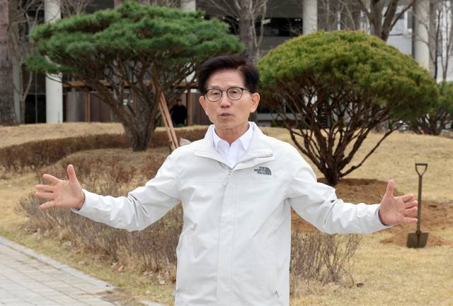 ▲김문수 고용노동부 장관이 지난 2일 정부세종청사 고용노동부 앞에서 식목일을 앞두고 기념식수를 하기에 앞서 소감을 밝히고 있다. ⓒ연합뉴스