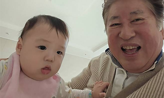 김용건이 차남 김영훈과 배우 황보라의 아들인 손자 우인 군을 안고 있는 모습. 출처 황보라 인스타그램&nbsp;