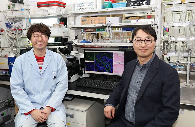먹는 약으로 대장암 치료 기술을 개발한 부산대 제약학과 유진욱 교수(오른쪽)와 이주호 박사.