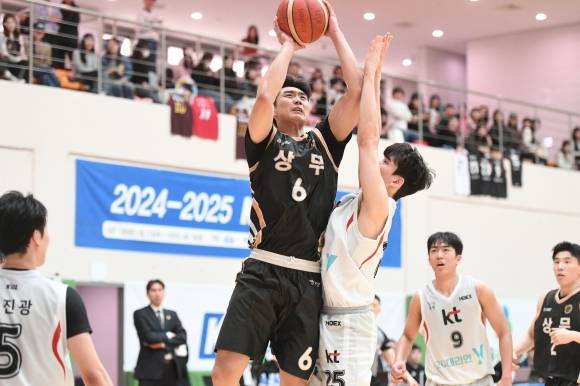 상무 양홍석이 7일 이천 엘지챔피언스파크에서 열린 2024~25 프로농구 D리그 결승전에서 수원 kt를 상대로 슛하고 있다. KBL 제공