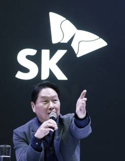 1월 8일(현지 시간) 미국 라스베이거스에서 열린 ‘CES 2025’에 참석한 최태원 SK 회장이 SK 전시 부스 내 마련된 비즈니스 라운지에서 질의응답을 진행하고 있다.