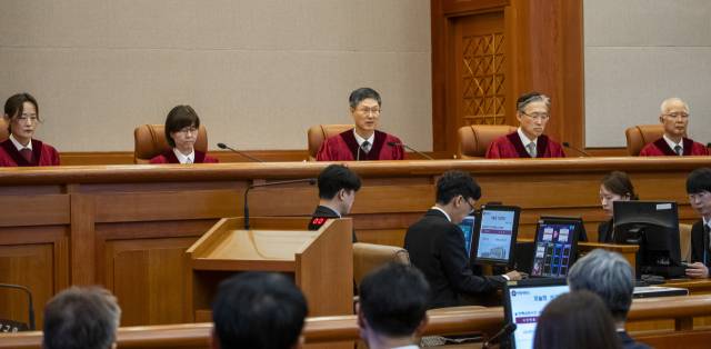 문형배(가운데) 헌법재판소장 권한대행이 4일 서울 종로구 헌법재판소 대심판정에서 윤석열 대통령 탄핵심판 인용 결정문을 낭독하고 있다. 연합뉴스