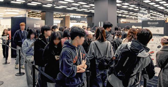 더현대 서울 지하 2층 아이코닉스퀘어에 마련된 가수 지드래곤 팝업스토어에 고객이 몰린 모습. 사진 제공=크리에이티브 멋