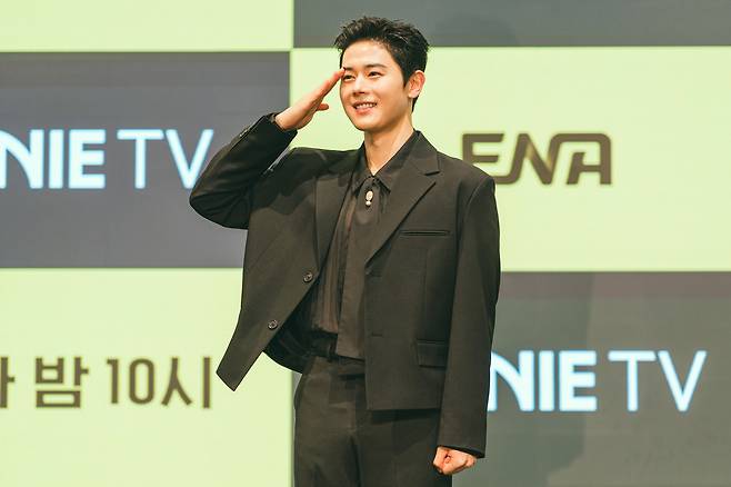 배우 김동준이 7일 오후 서울 신도림 디큐브시티 더 세인트 웨딩홀에서 열린 ENA 새 월화극 ‘신병 3’의 제작발표회에 참석해 포즈를 취하고 있다. 사진 KT 스튜디오 지니