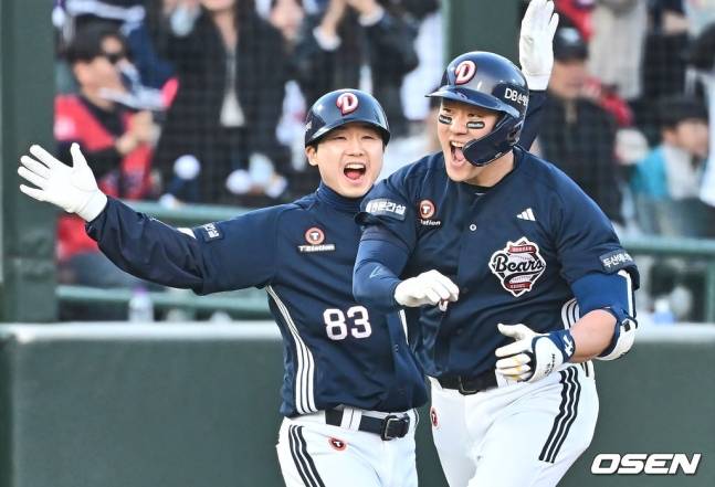 두산 양석환(오른쪽)이 6일 사직 롯데전에서 8회 역전 2점 홈런을 터트리고 기뻐하고 있다.