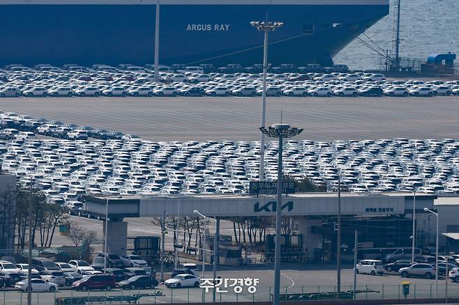 지난 3월 31일 경기 평택시 평택항 자동차전용부두에 선적을 앞둔 수출용 차들이 세워져 있다. 문재원 기자