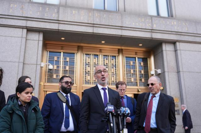 학내 반전시위 참석 혐의로 추방 위기에 놓인 한인 학생 정모씨 측 변호사가 지난 3월 25일(현지시간) 뉴욕 연방법원 앞에서 기자들과 이야기를 나누고 있다. AP연합뉴스