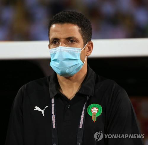 이라크 방송 '아이뉴스' 스포츠 프로그램 진행자이자 카타르 신문 '알라야' 기자인 알리 누리가 7일(한국시간) 자신의 사회관계망서비스(SNS)를 통해 이라크축구협회가 현재 아랍에미리트연합(UAE) 감독인 후세인 아무타를 차기 이라크 축구 국가대표팀 감독 1순위에 두고 협상 중이라고 전했다.&nbsp;연합뉴스