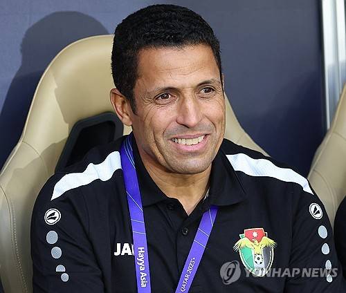 이라크 방송 '아이뉴스' 스포츠 프로그램 진행자이자 카타르 신문 '알라야' 기자인 알리 누리가 7일(한국시간) 자신의 사회관계망서비스(SNS)를 통해 이라크축구협회가 현재 아랍에미리트연합(UAE) 감독인 후세인 아무타를 차기 이라크 축구 국가대표팀 감독 1순위에 두고 협상 중이라고 전했다.&nbsp;연합뉴스
