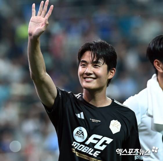 FK츠르베나 즈베즈다는 7일(한국시간) 세르비아 베오그라드에 위치한 스타디온 라이코 미티치에서 열린 OFK 베오그라드와의 2024-2025시즌 세르비아 수페르리가 30라운드 홈경기에서 3-1 승리를 거뒀다. 이날 승리로 즈베즈다는 리그 조기 우승을 확정지었다. 대한민국 국가대표 풀백 설영우는 이날 선발로 나와 90분 풀타임을 소화하면서 팀의 승리와 조기 우승에 일조했다. 지난해 여름 울산HD를 떠나 즈베즈다에 합류한 설영우는 데뷔 시즌에 트로피를 들어올렸다. 엑스포츠뉴스DB