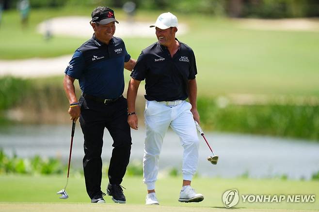 최종 라운드에서 체카(오른쪽)와 동반 라운드를 하는 최경주.  [AFP=연합뉴스]