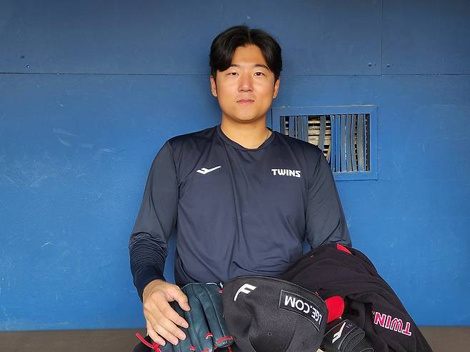 인터뷰하는 LG 송승기 (서울=연합뉴스) 하남직 기자 = LG 5선발 송승기가 6일 서울 잠실구장에서 연합뉴스와 인터뷰하고 있다.