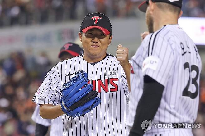 송승기, 7이닝 무실점 역투 (서울=연합뉴스) 서대연 기자 = 27일 서울 잠실야구장에서 열린 프로야구 2025 신한 SOL 뱅크 KBO리그 한화 이글스와 LG 트윈스의 경기.
    7회초까지 무실점으로 막아낸 LG 선발투수 송승기가 밝은 표정으로 더그아웃으로 향하고 있다. 2025.3.27 dwise@yna.co.kr