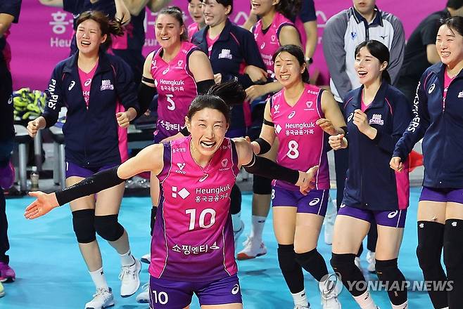 환호하는 김연경 (인천=연합뉴스) 임순석 기자 = 2일 인천 삼산월드체육관에서 열린 프로배구 V리그 여자부 챔피언결정전 흥국생명과 정관장의 2차전 경기. 세트스코어 3-2로 승리한 흥국생명 선수들이 기뻐하고 있다. 2025.4.2 soonseok02@yna.co.kr